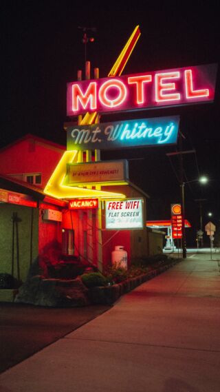 What is more satisfying than watching an animated neon ? 😌 cinematic vibe in California during our trip with @lilyrault_ in a very small town lost on the road. 
- 
📷 sigma fp / 35mm 1.4 Art
-
#neon #cinemagraph #road #usa #california #hotel #tarantino #motel #sigmafp #arnaudmoro